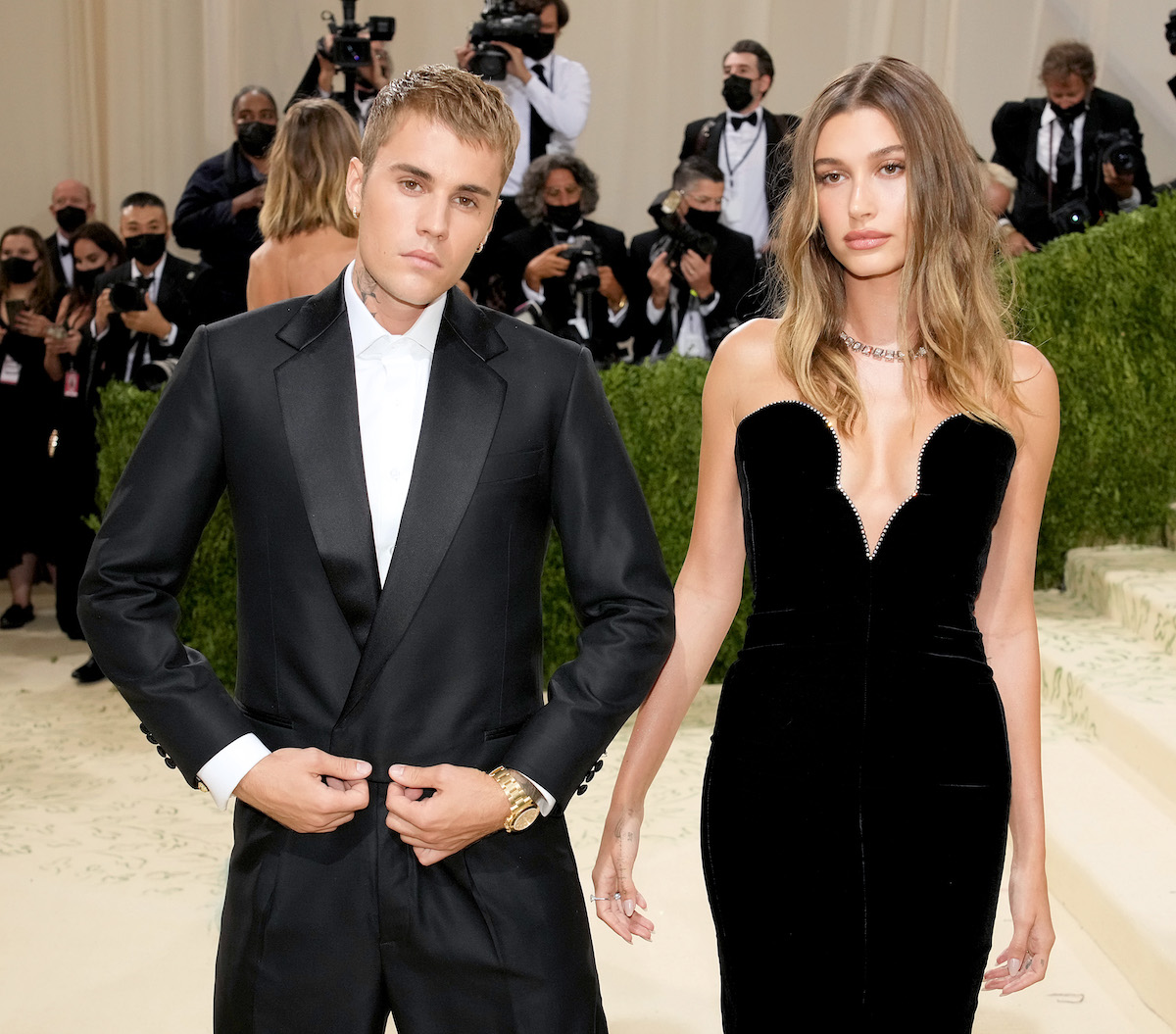 Justin and Hailey Bieber pose in matching black outfits at the 2021 Met Gala.