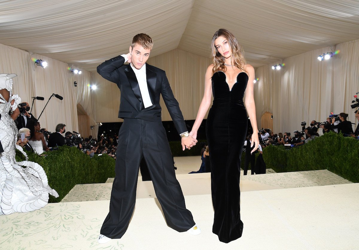 Justin and Hailey Bieber pose together in matching black outfits at the 2021 Met Gala.