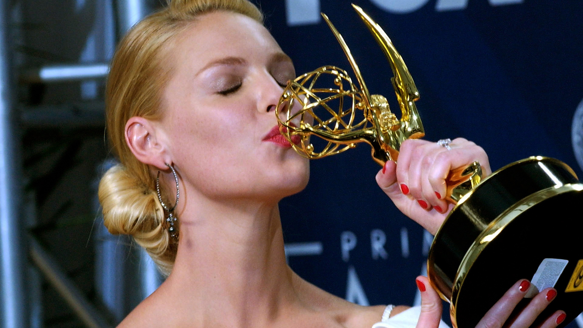 ‘Grey’s Anatomy’ star Katherine Heigl kissing her Emmy Award in the press room at the 59th Annual Primetime Emmy Awards for Outstanding Supporting Actress in a Drama Series in 2007