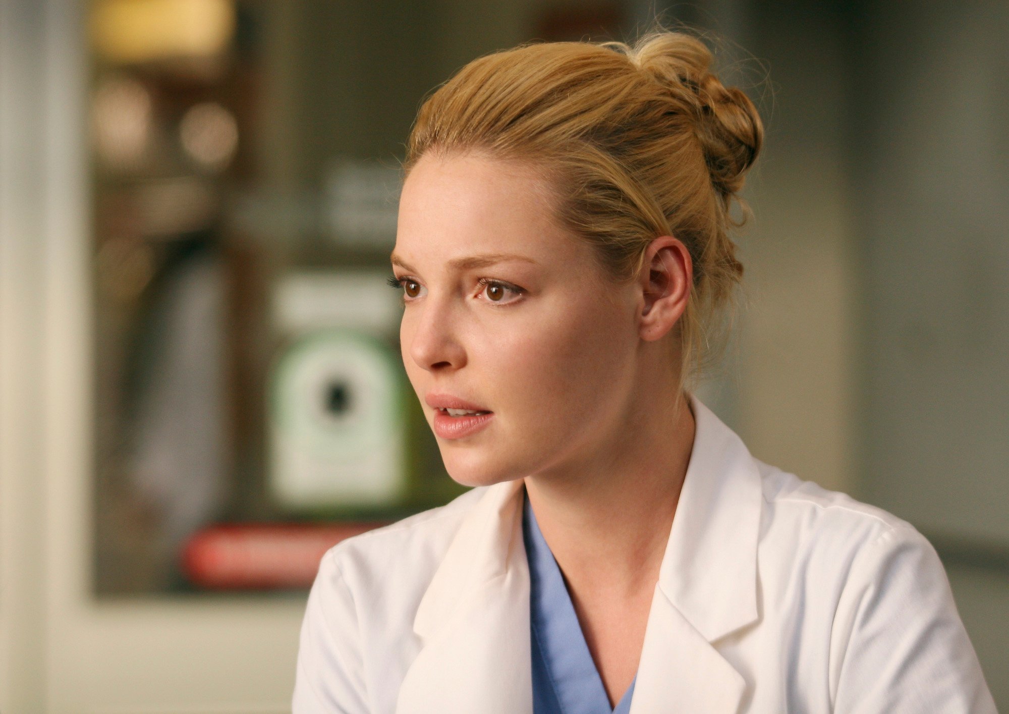 Katherine Heigl dressed in white scrubs on 'Grey's Anatomy'