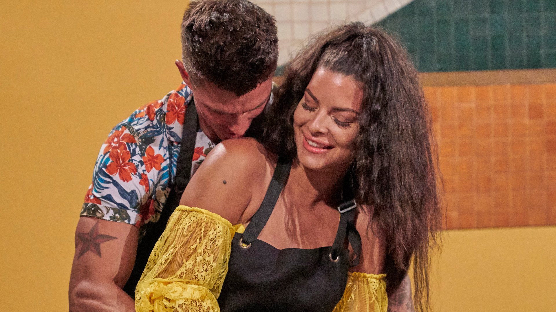 Kenny Braasch and Mari Pepin-Solis cooking together on their date in ‘Bachelor in Paradise’ Season 7