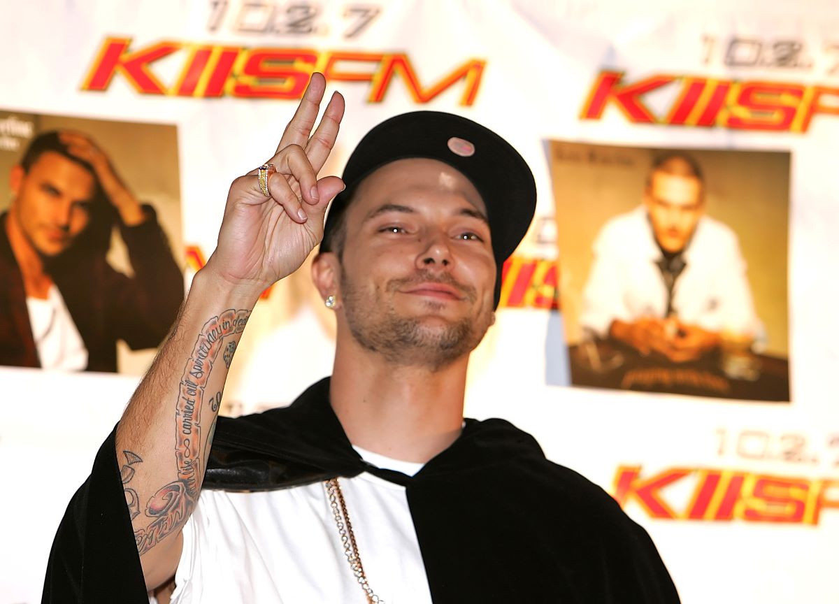 Kevin Federline making a hand gesture