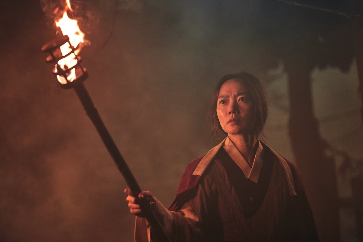 Seo Bi holding a torch in 'Kingdom'