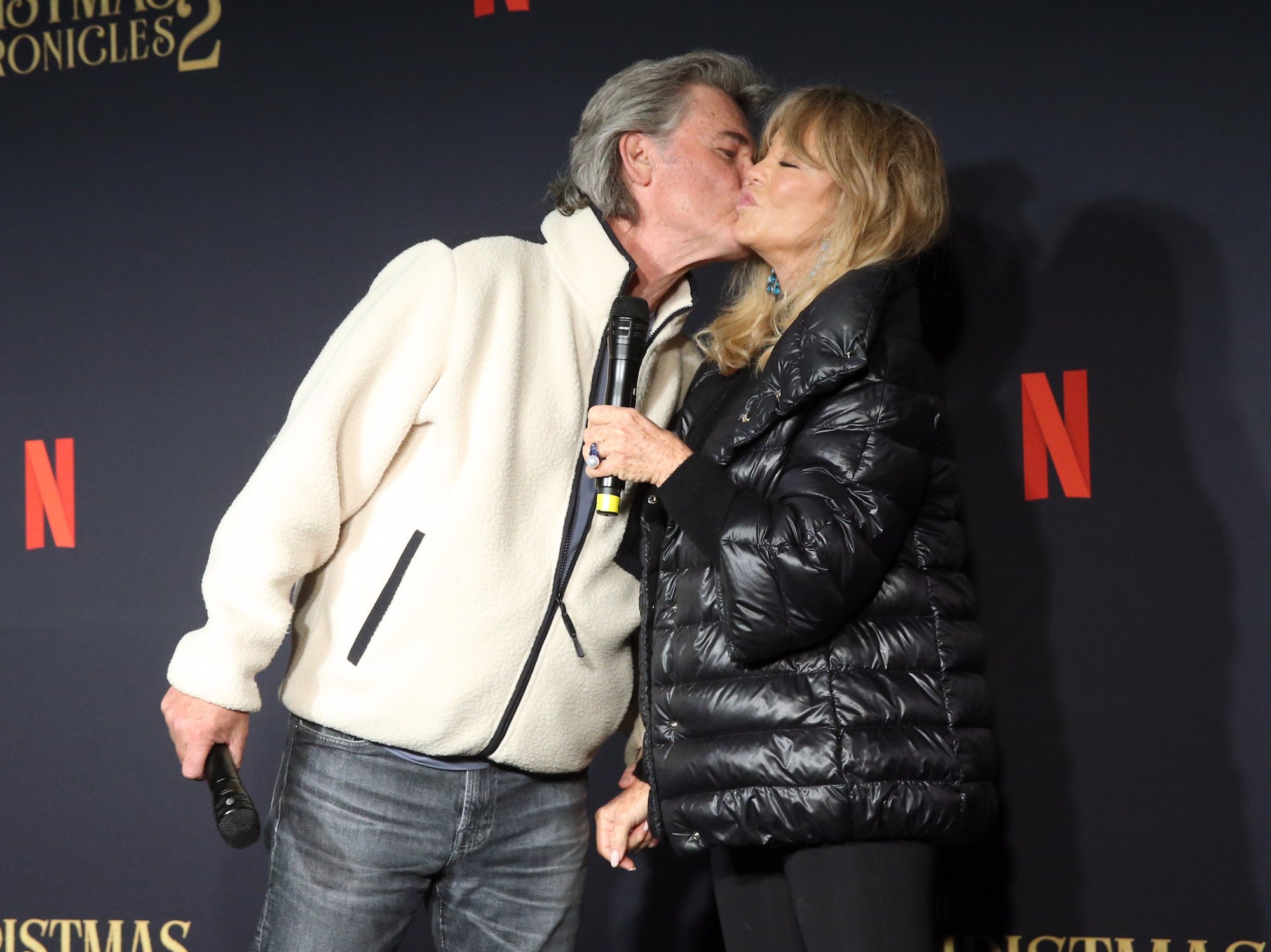 Kurt Russell kisses Goldie Hawn on the cheek