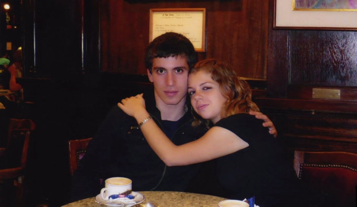 An old picture of Ariela and her ex husband Leandro hugging while at a table on '90 Day Fiancé: The Other Way'