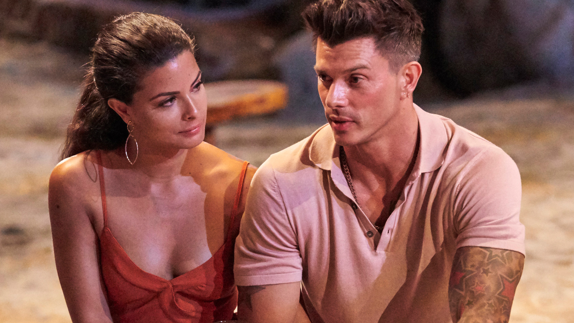Mari Pepin-Solis and Kenny Braasch sit down together and talk in ‘Bachelor in Paradise’ 2021
