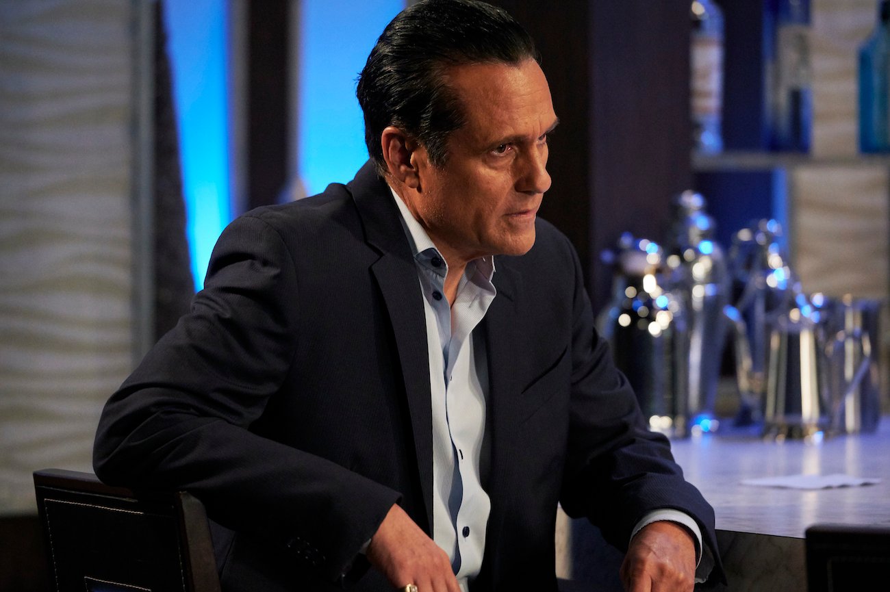 Maurice Benard wearing a suit in a scene on 'General Hospital'