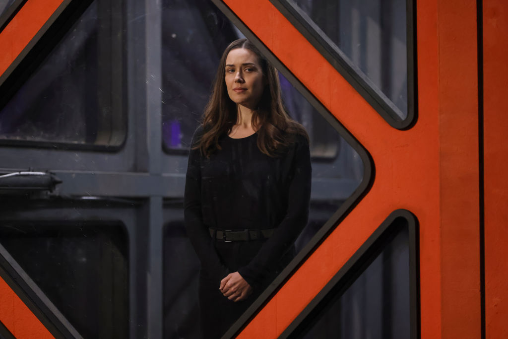 Megan Boone as Liz Keen wears all black as she stands in the prison box.