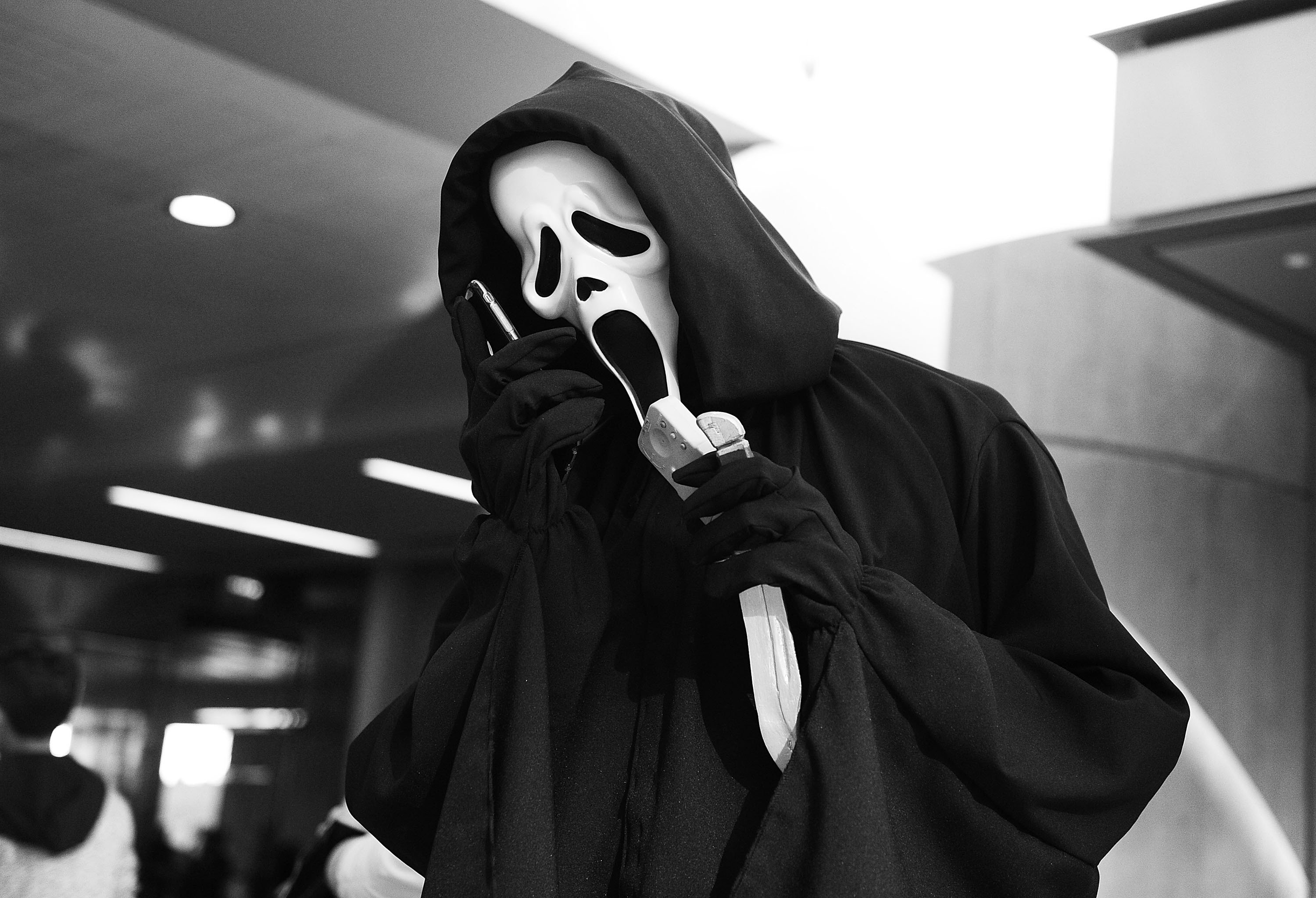 A Comic Con attendee in character as Ghostface from the Scream horror movie franchise