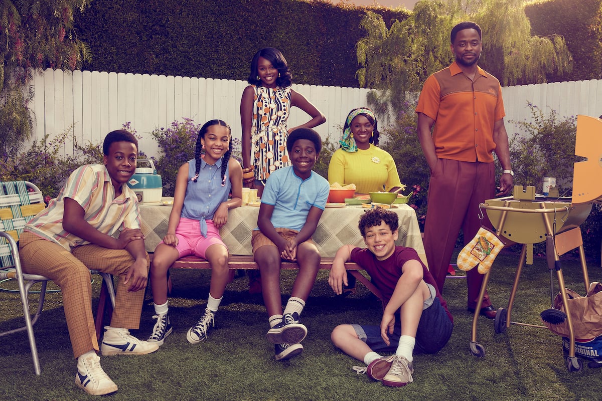 Amari ONeil as Cory Long, Milan Ray as Keisa Clemmons, Laura Kariuki as Kim Williams, Elisha Williams as Dean Williams, Saycon Sengbloh as Lillian Williams, Julian Lerner as Brad Harper, and Dulé Hill as Bill Williams sitting outside by the grill in 'The Wonder Years'