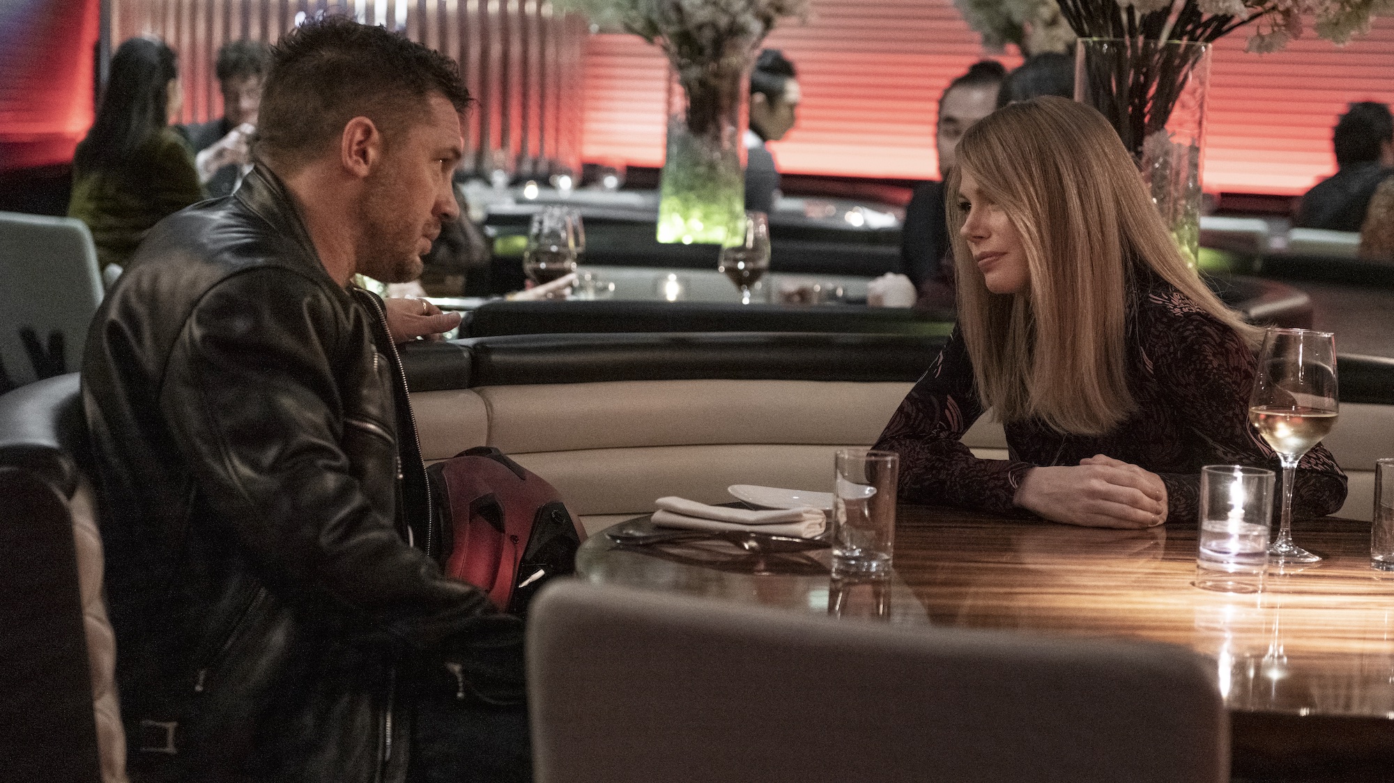 Venom 2: Tom Hardy and Michelle Williams sit at a restaurant table