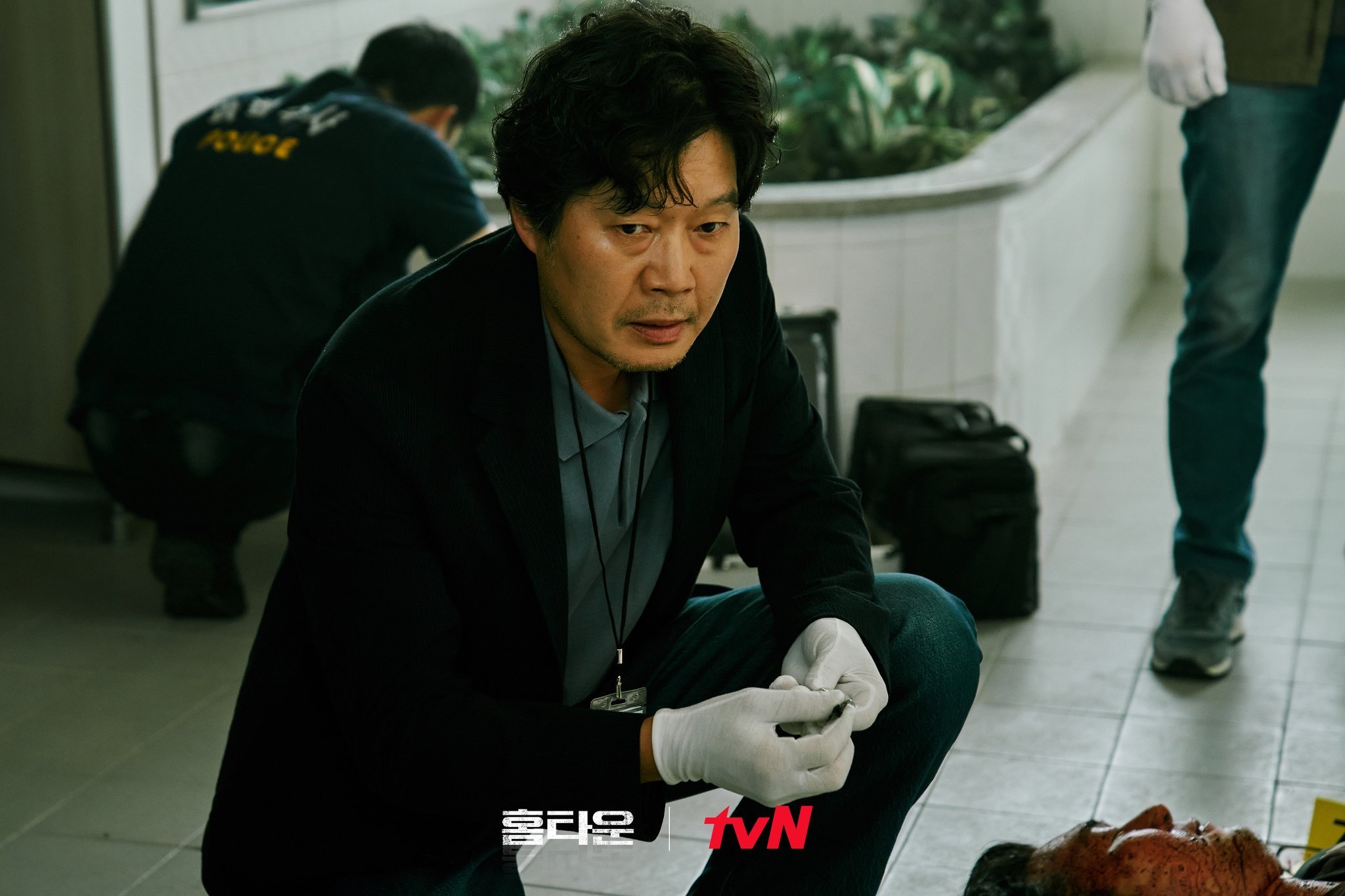 Yoo Jae-Myung as Choi Hyung-In in 'Hometown' K-drama squatting and looking at crime scene