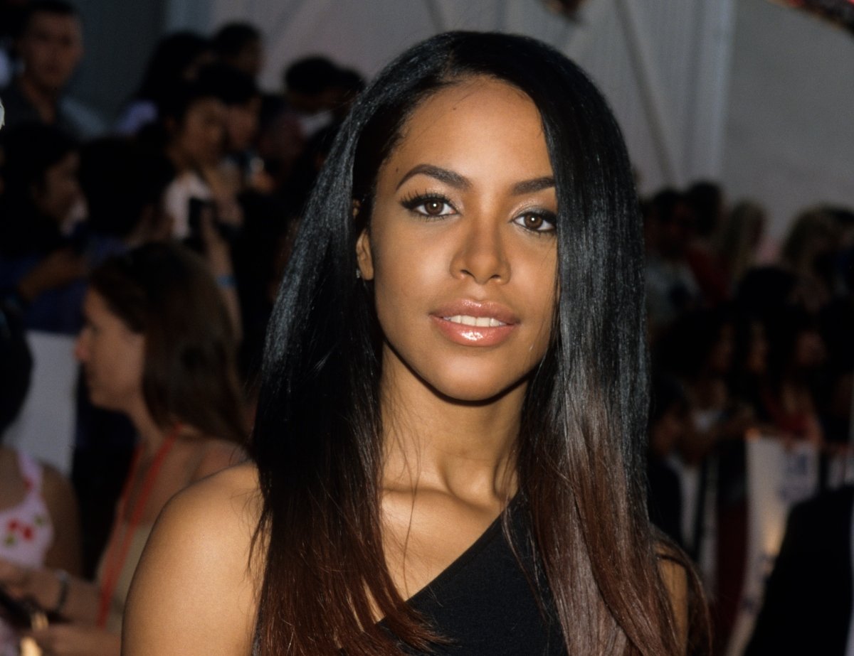 Aaliyah attends the 2000 MTV Movie Awards at Sony Studios