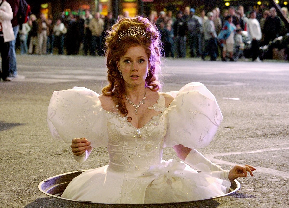 Amy Adams filming 'Enchanted' in her wedding dress.