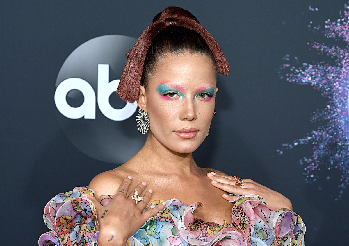 Halsey attends the 2019 American Music Awards 2019
