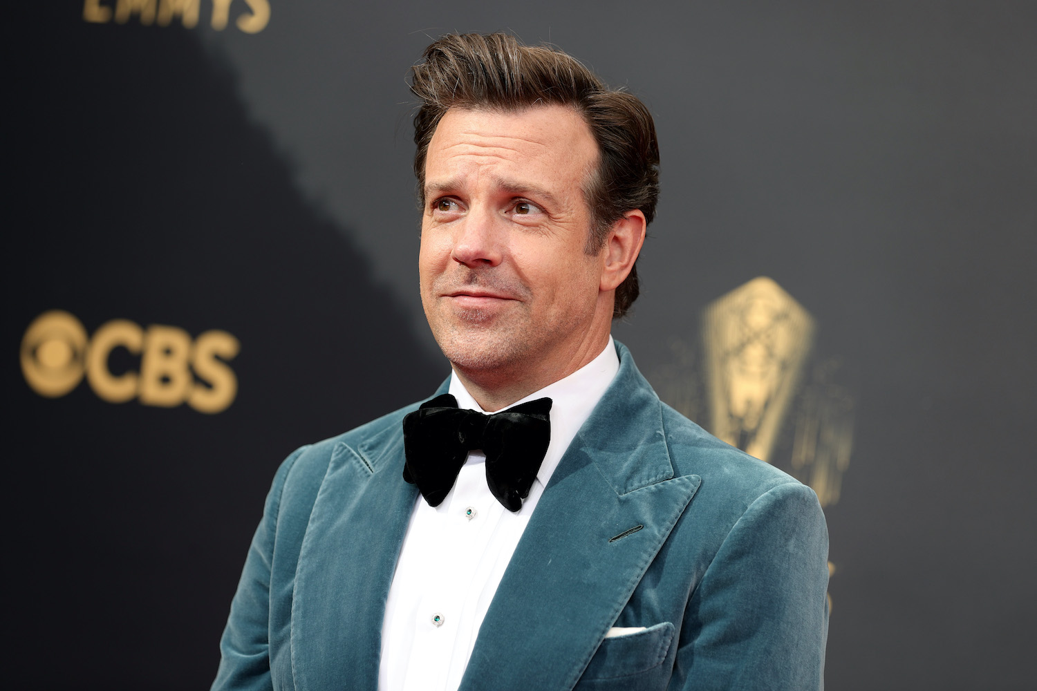 Jason Sudeikis wears a velvet suit on the 2021 Emmys red carpet