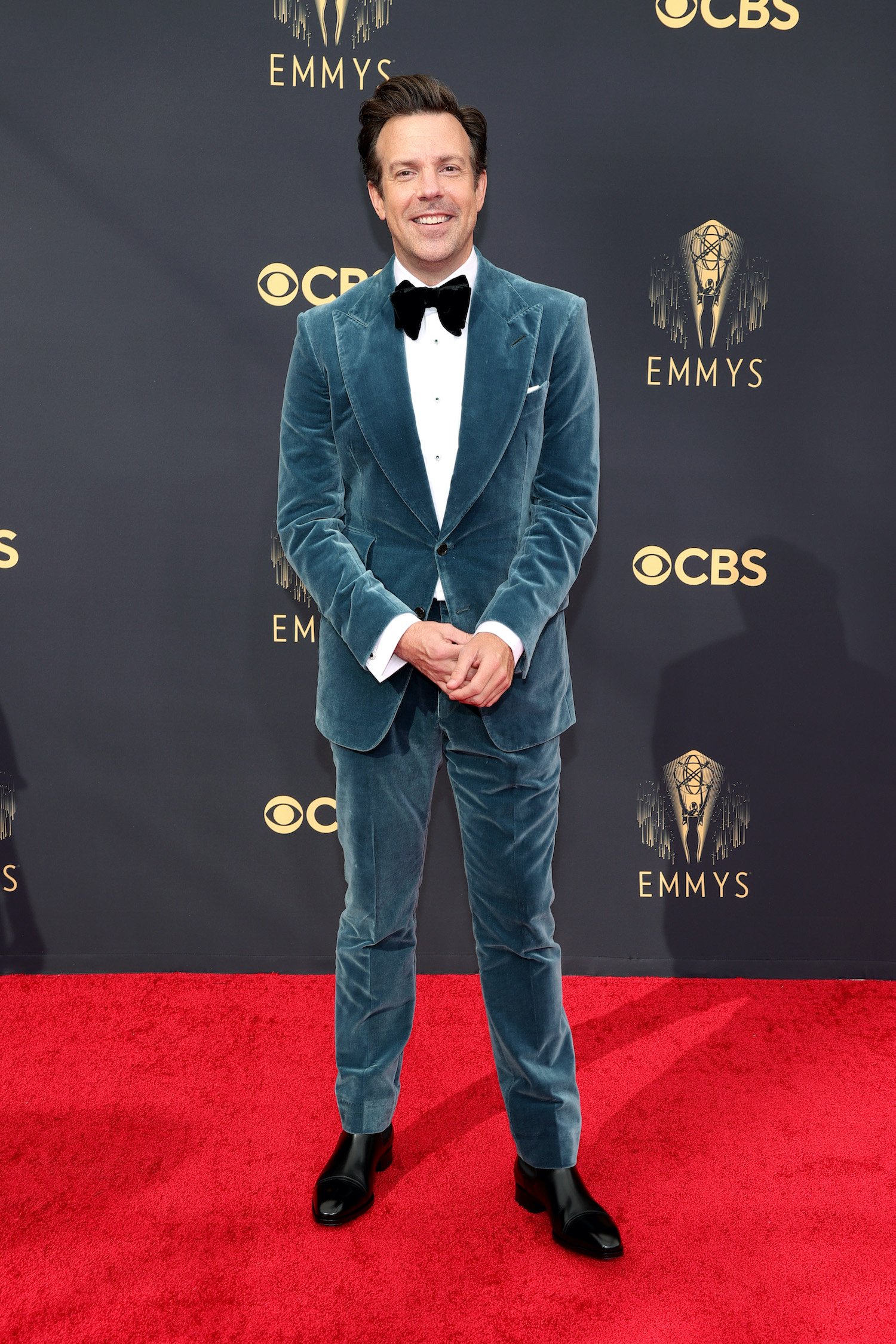 Jason Sudeikis wears a velvet Tom Ford suit with black on the 2021 Emmys red carpet 