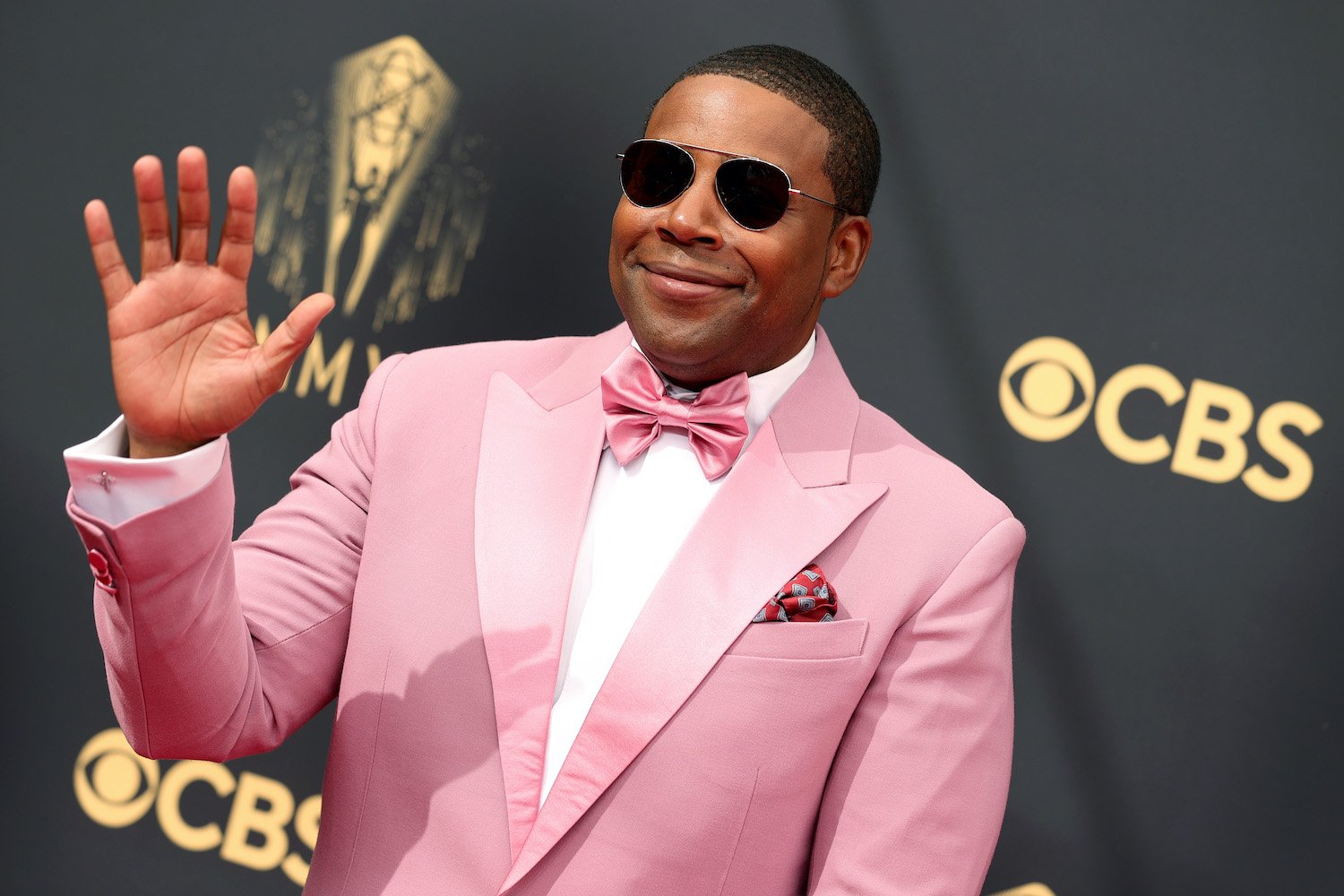 Kenan Thompson wears a pink suit with pink tie on the 2021 Emmys red carpet