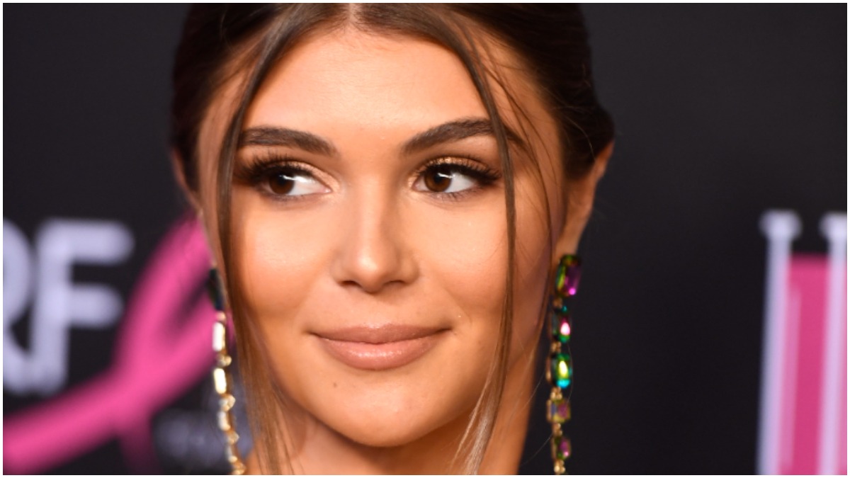 olivia jade poses for a red carpet photograph