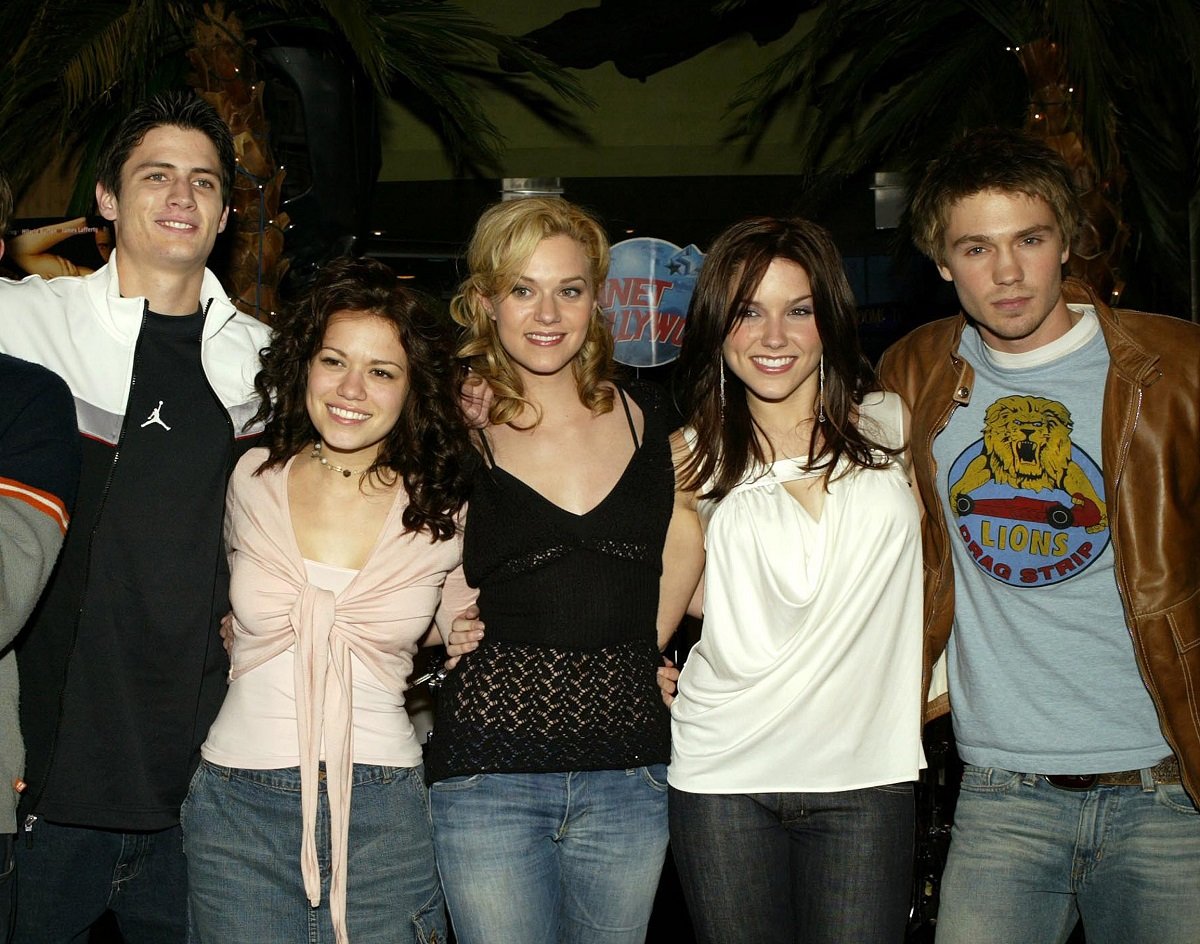(L-R) 'One Tree Hill' cast James Lafferty, Bethany Joy Lenz, Hilarie Burton, Sophia Bush and Chad Michael Murray on January 16, 2004 in New York City.