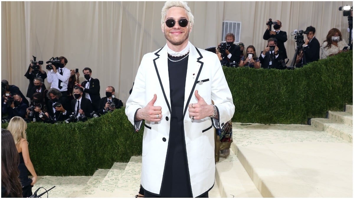 Pete Davidson wore a garnet necklace in tribute to his father Scott.