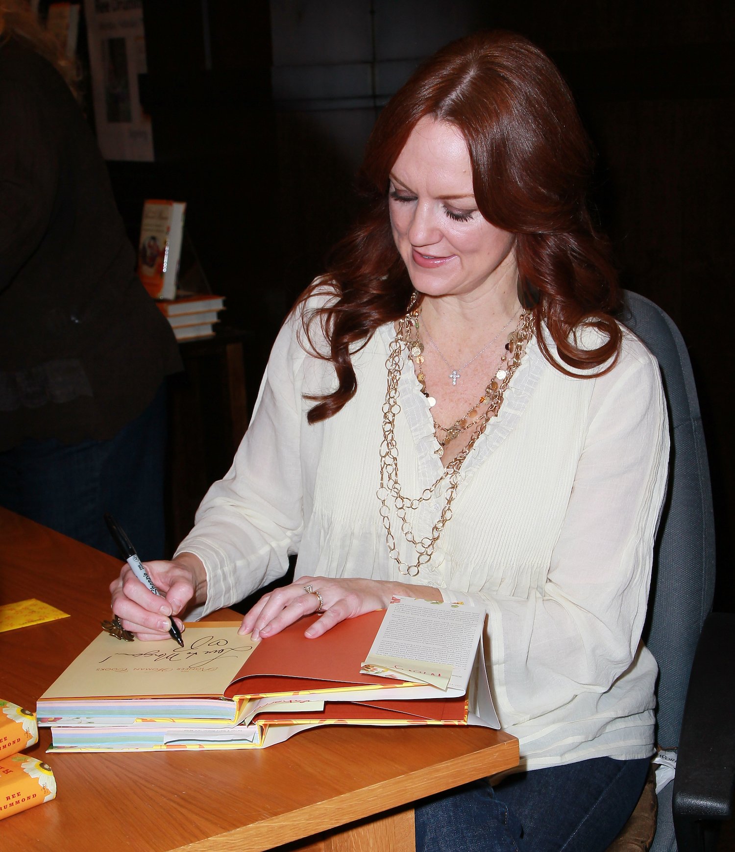 Ree Drummond signing a book in 2011