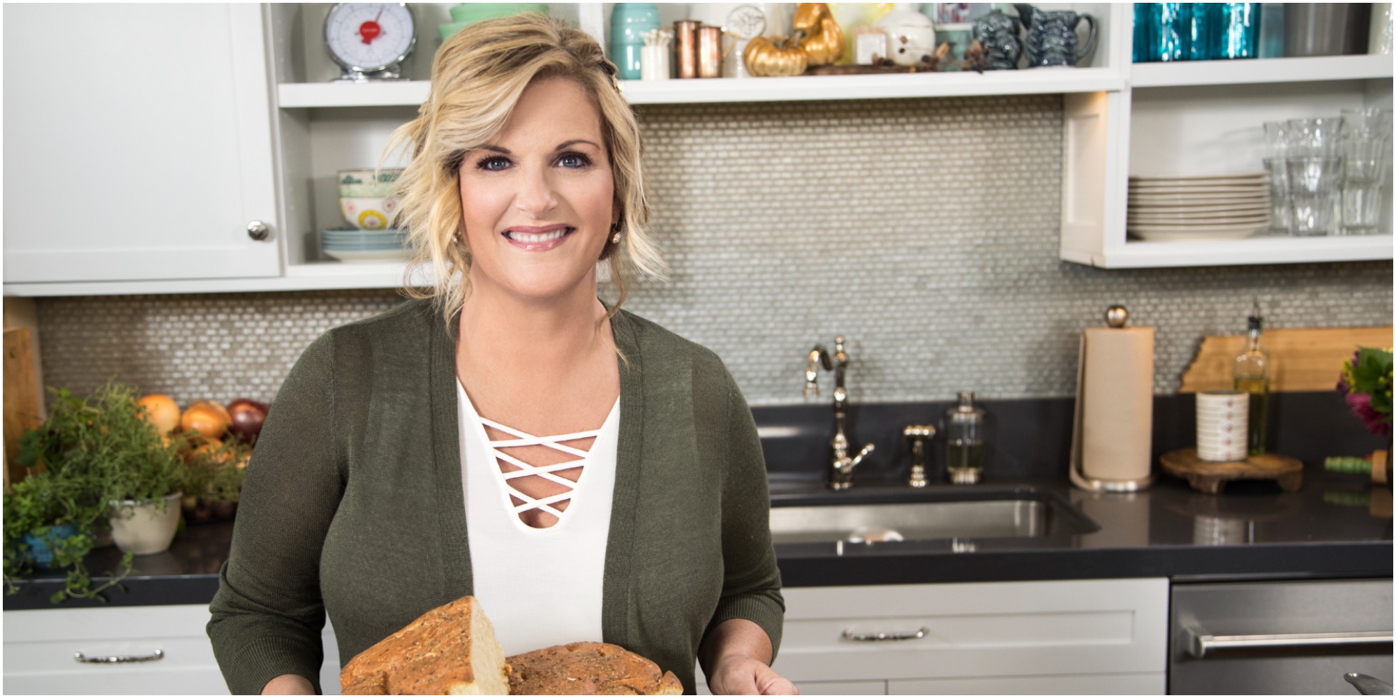 Trisha's Southern Kitchen star Trisha Yearwood's un-fried chicken is an easy weeknight meal.