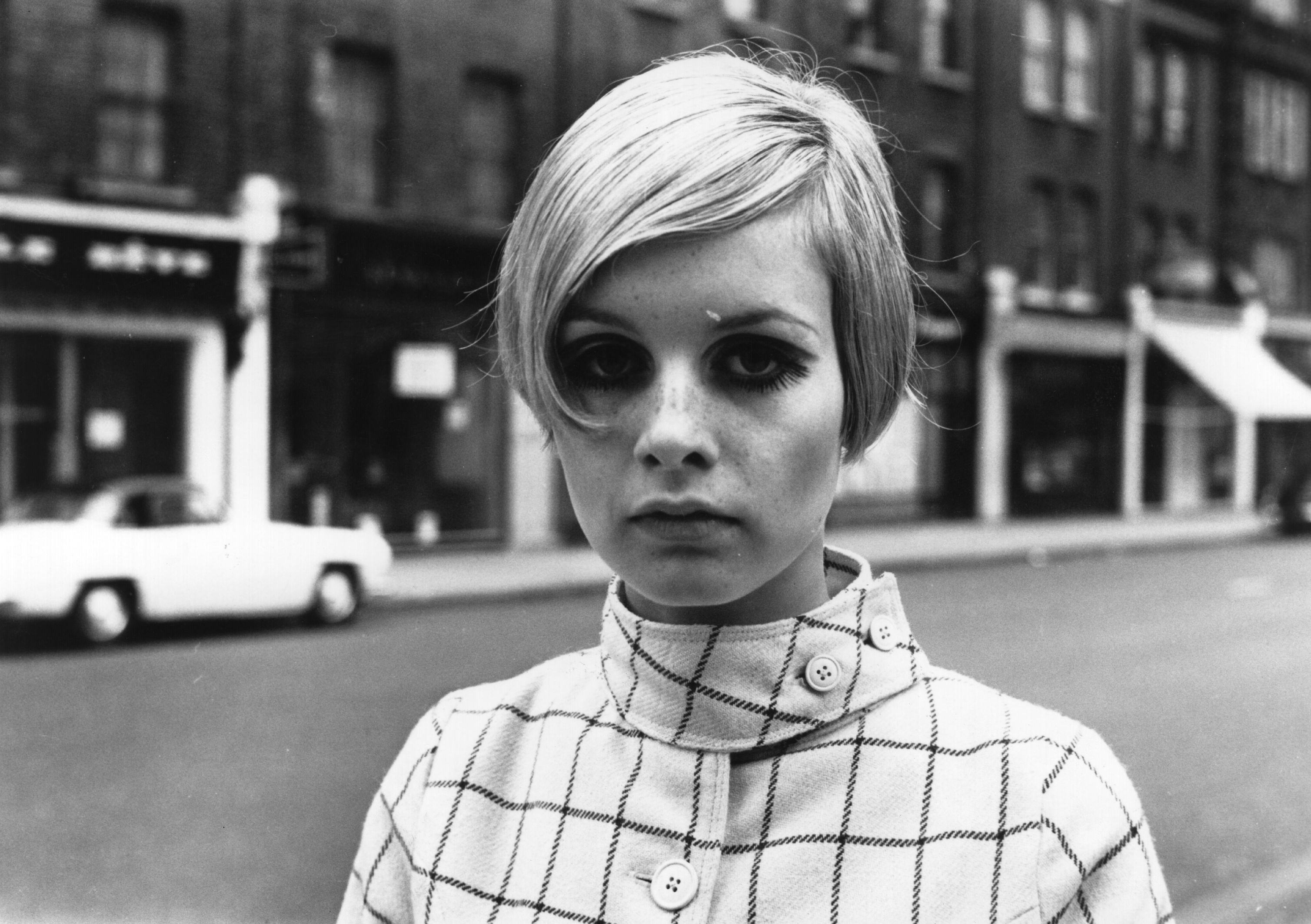 Twiggy in front of storefronts