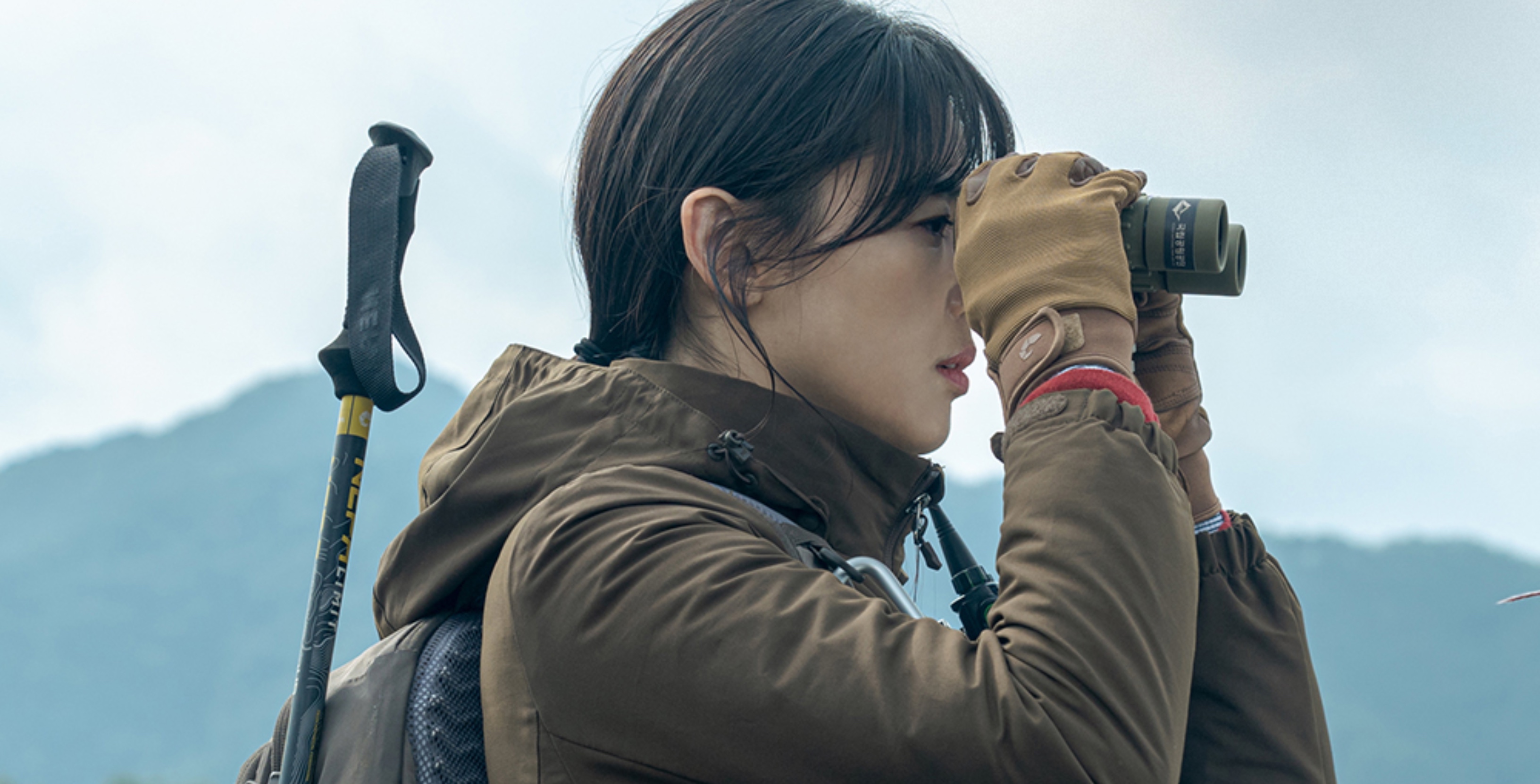 Actor Jun Ji-hyun for 'Jirisan' K-drama looking through boniculors