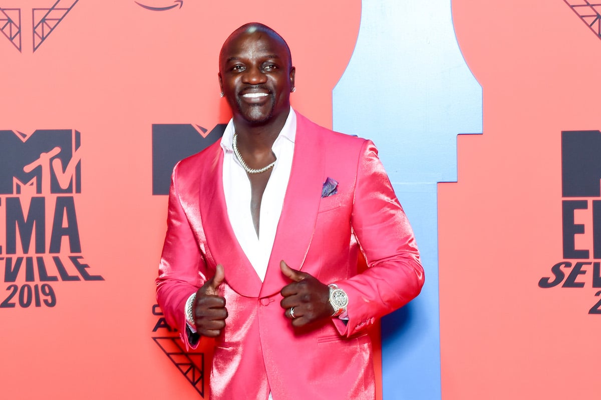 Akon wears a bright pink jacket to the 2019 MTV EMAs