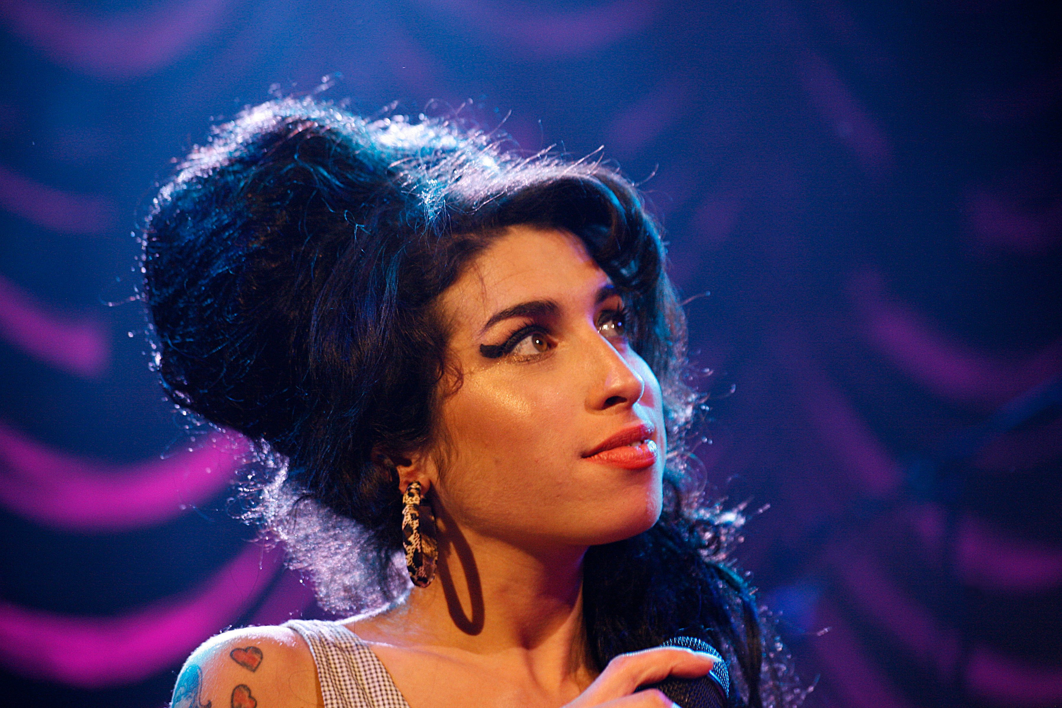 Amy Winehouse on stage