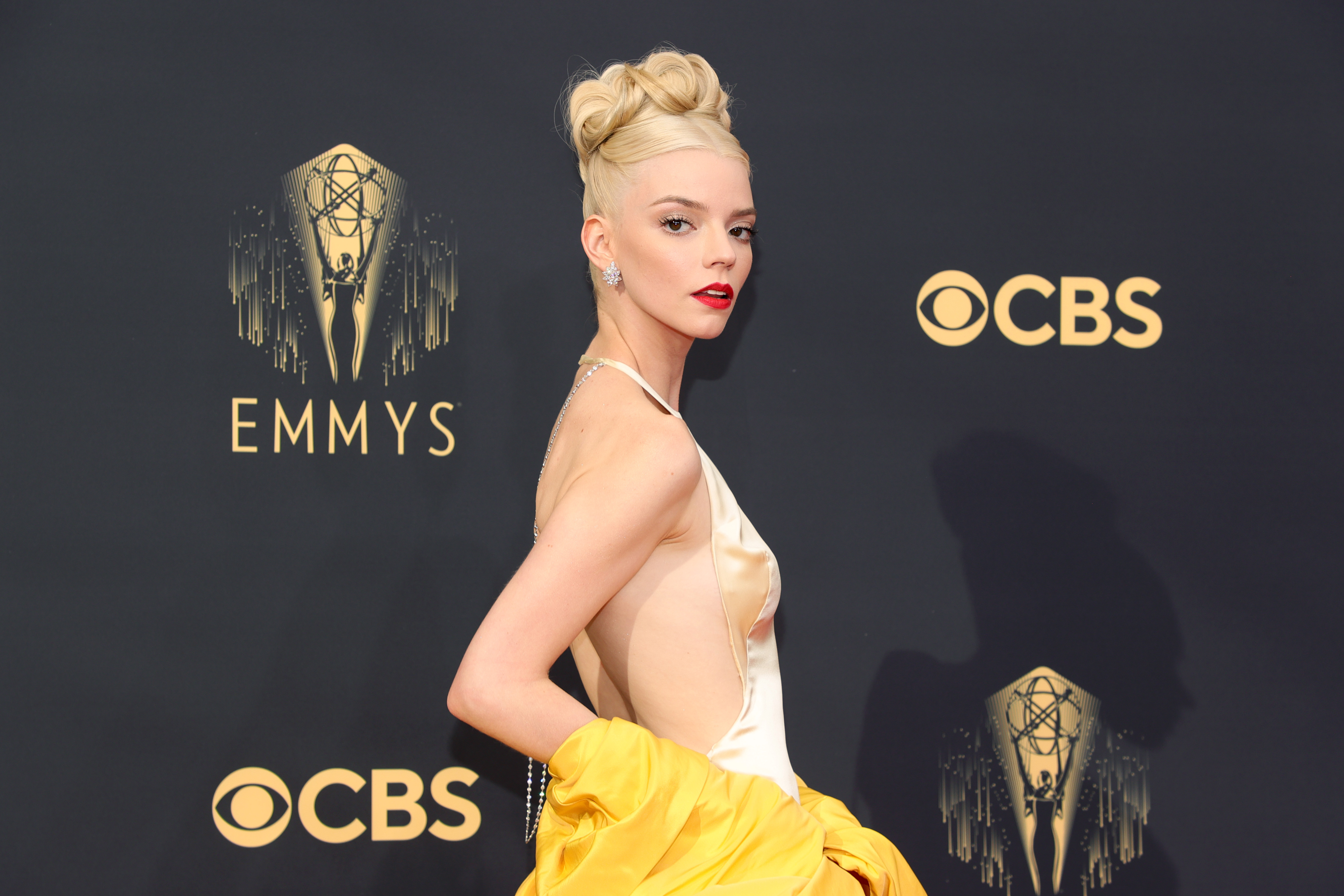 The Witch actor Anya Taylor Joy wears a yellow dress.