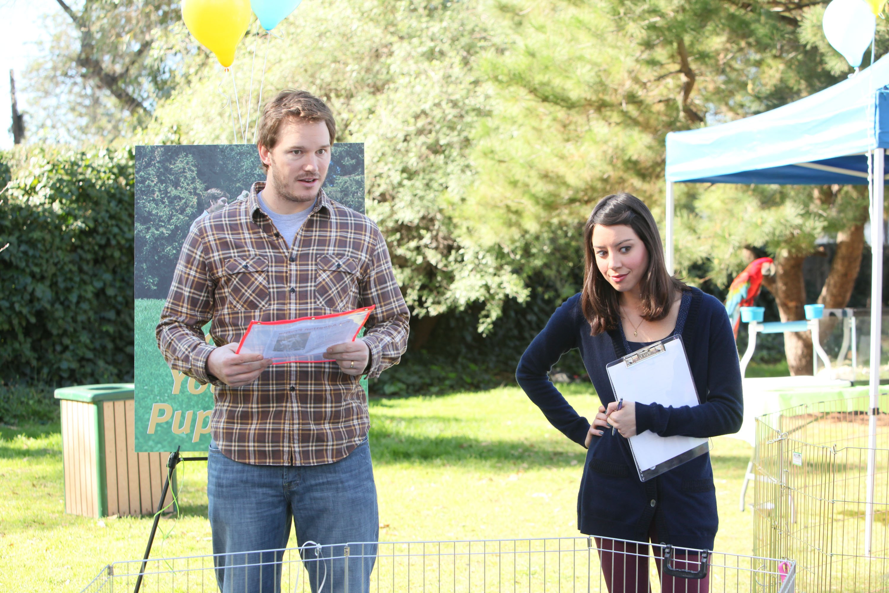 Aubrey Plaza and Chris Pratt look at animals in Parks and Recreation