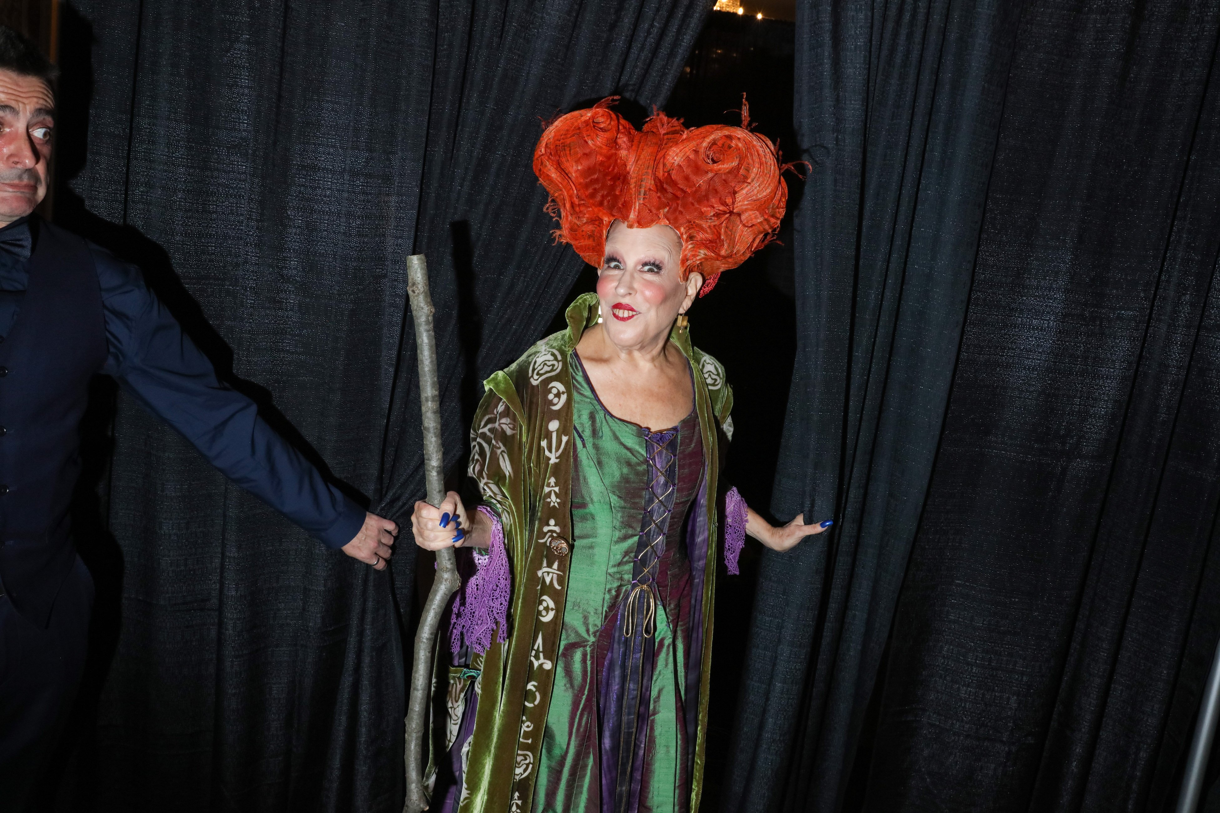 Bette Midler dressed as Winifred Sanderson from 'Hocus Pocus'