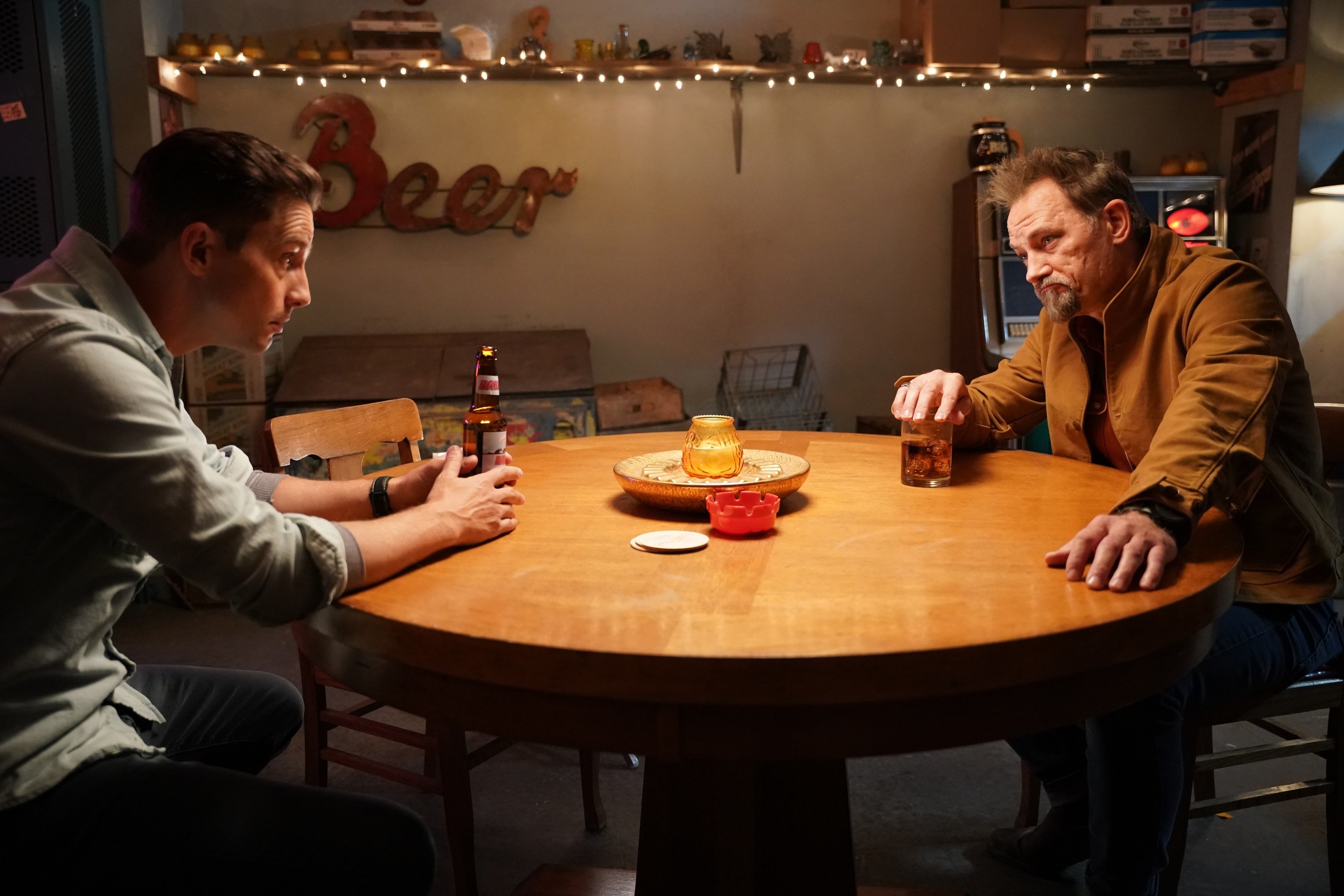 'Big Sky' Travis and Dietrich sit around a table