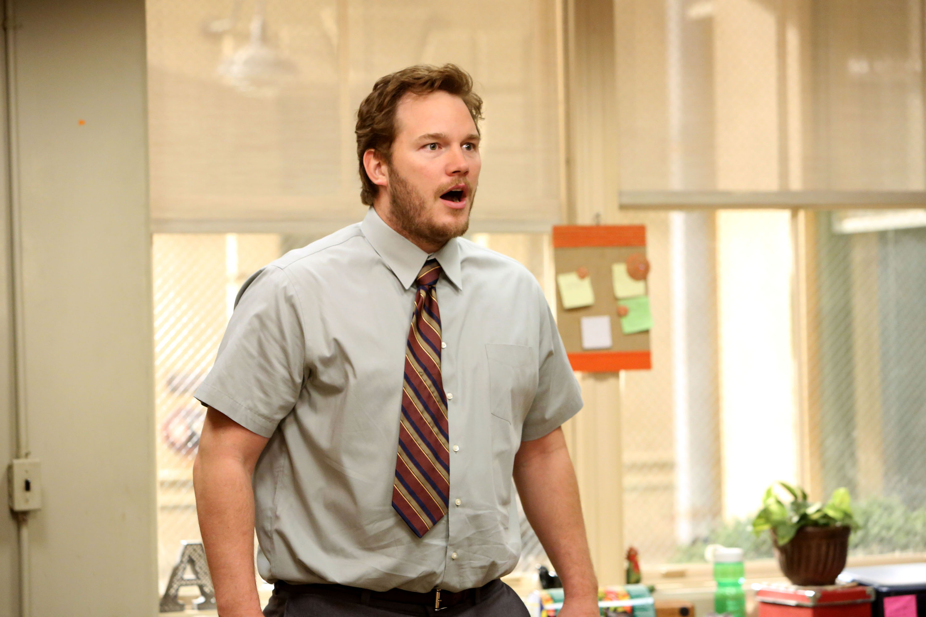 Chris Pratt wears a shirt and tie on Parks and Recreation