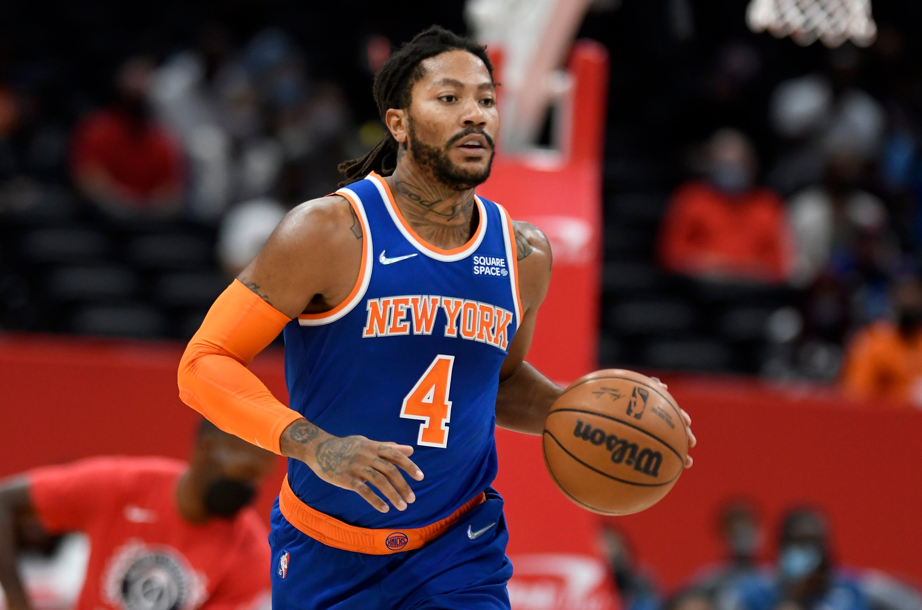 Derrick Rose handling the ball in a game against the Washington Wizards