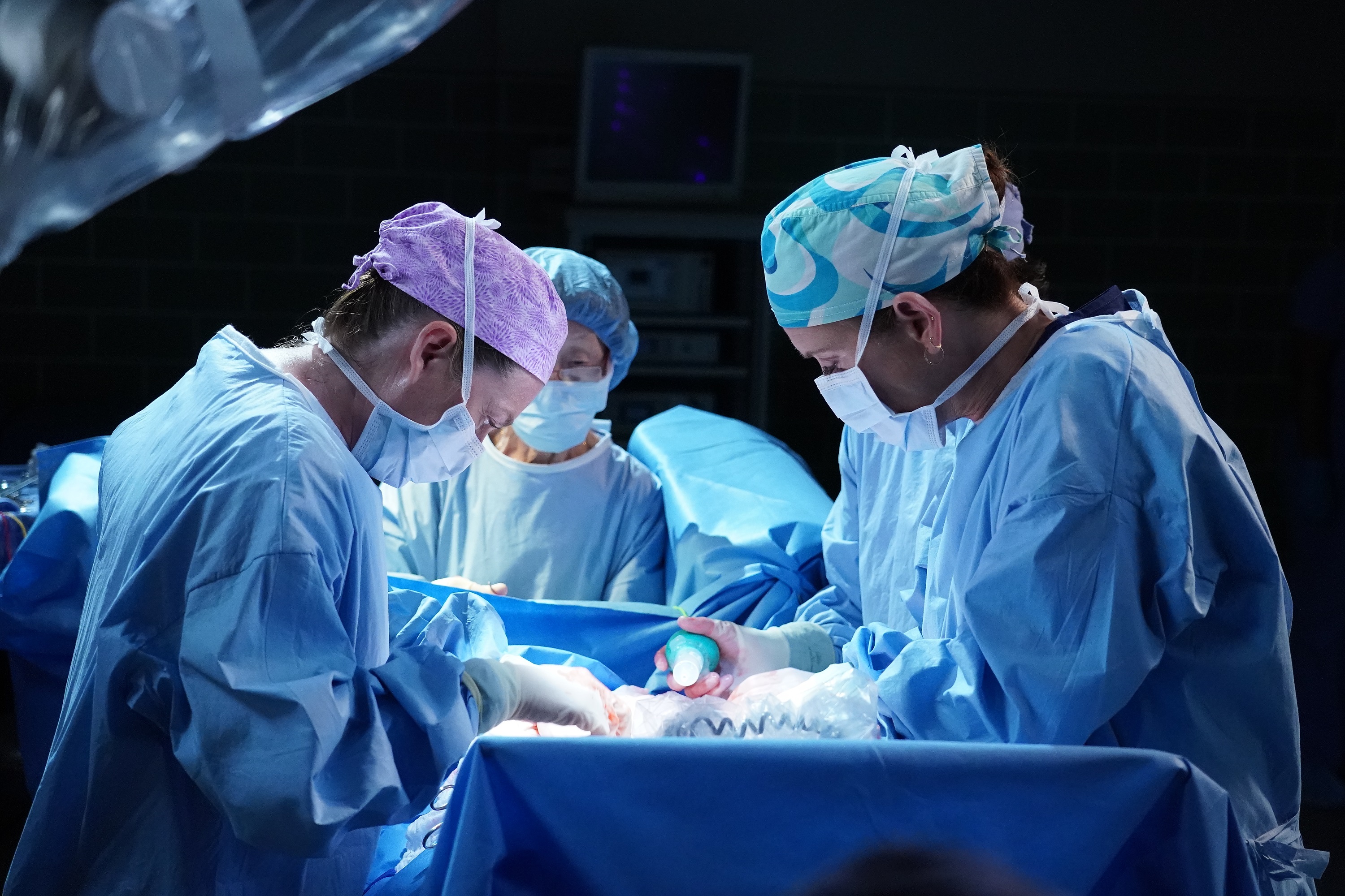 Greys Anatomy Season 18 Episode 3 Addison and Meredith perform surgery together