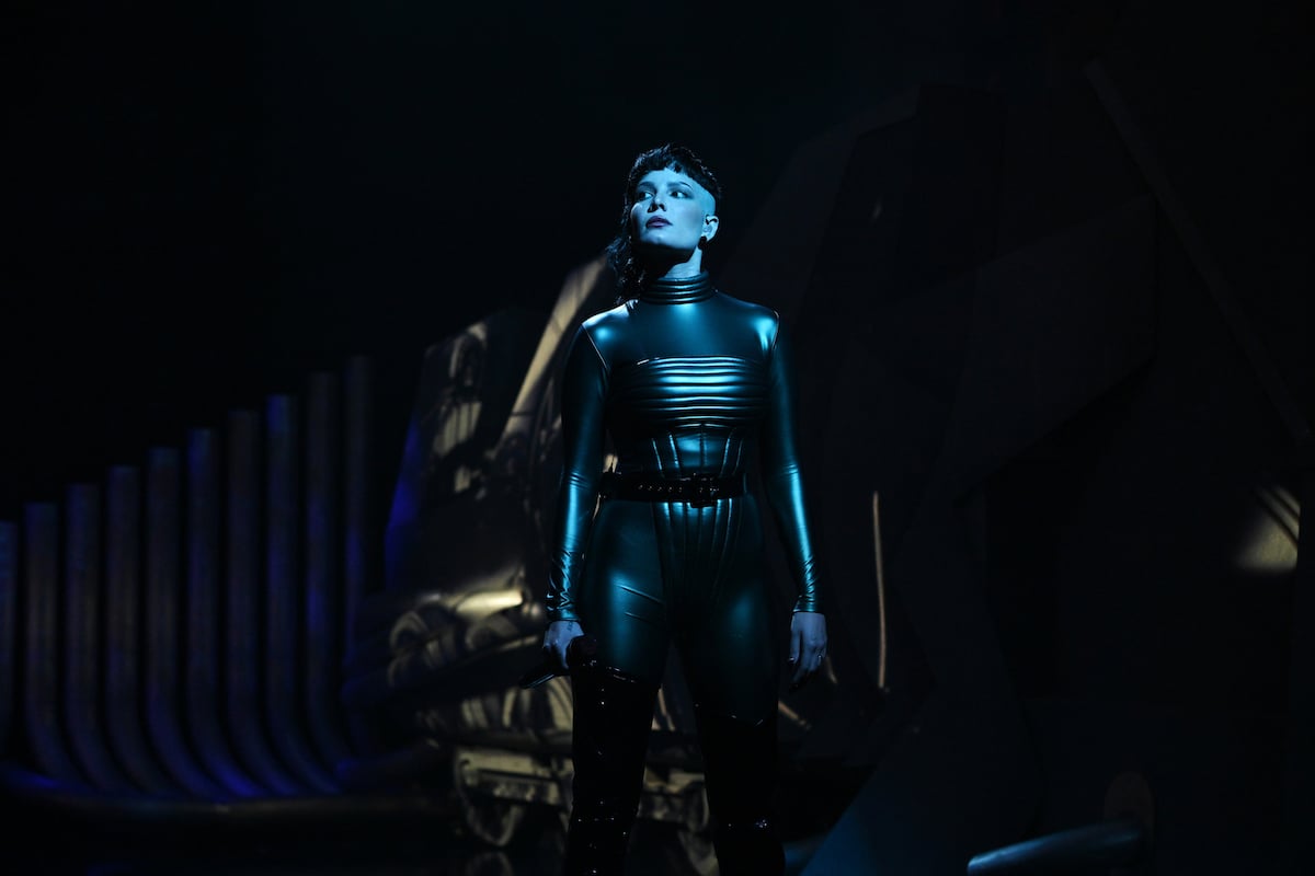 Halsey performs for "Saturday Night Live" in a futuristic, all-black outfit.
