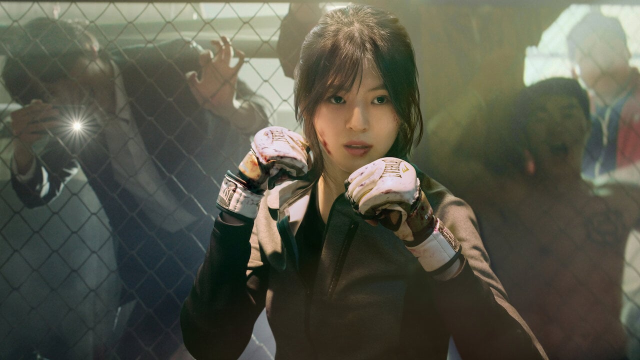 Han So-hee as Yoon Ji-woo in 'My Name' episode 1 holding up fists in fighting position.