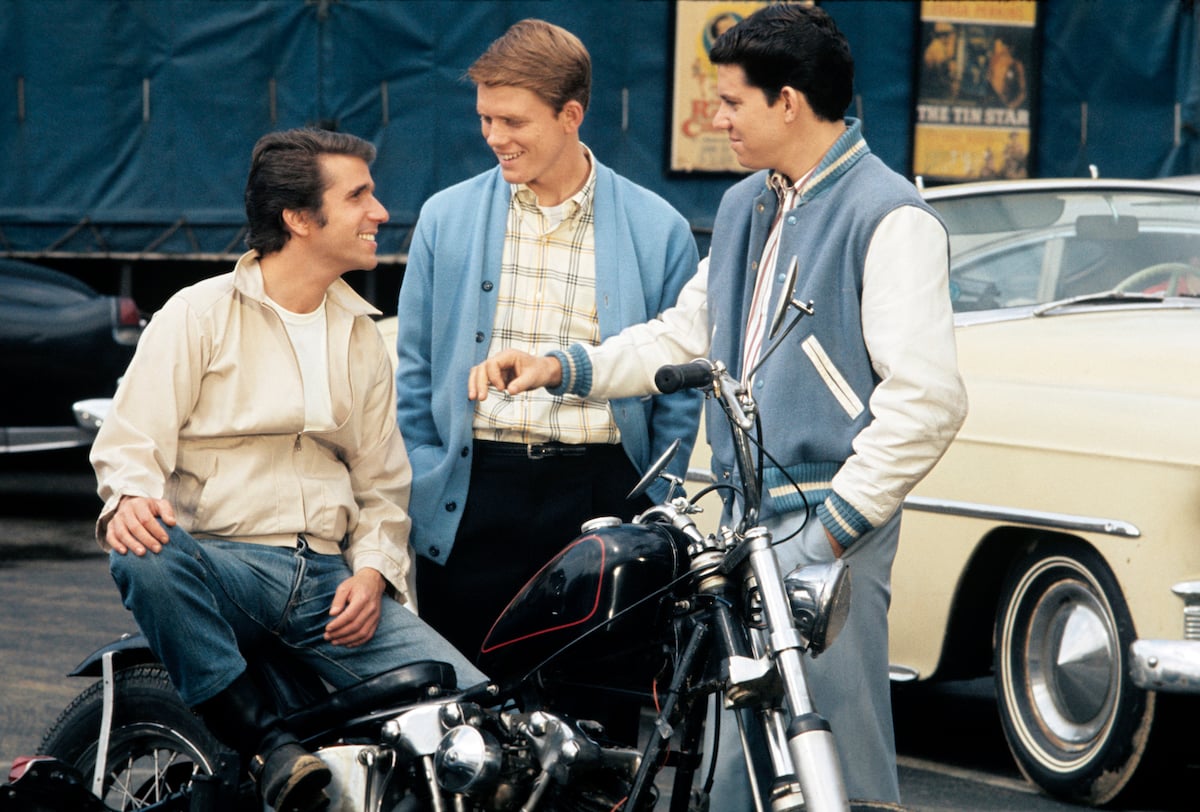 Happy Days: Richie and Potsi talk to Fonzie on his motorcycle