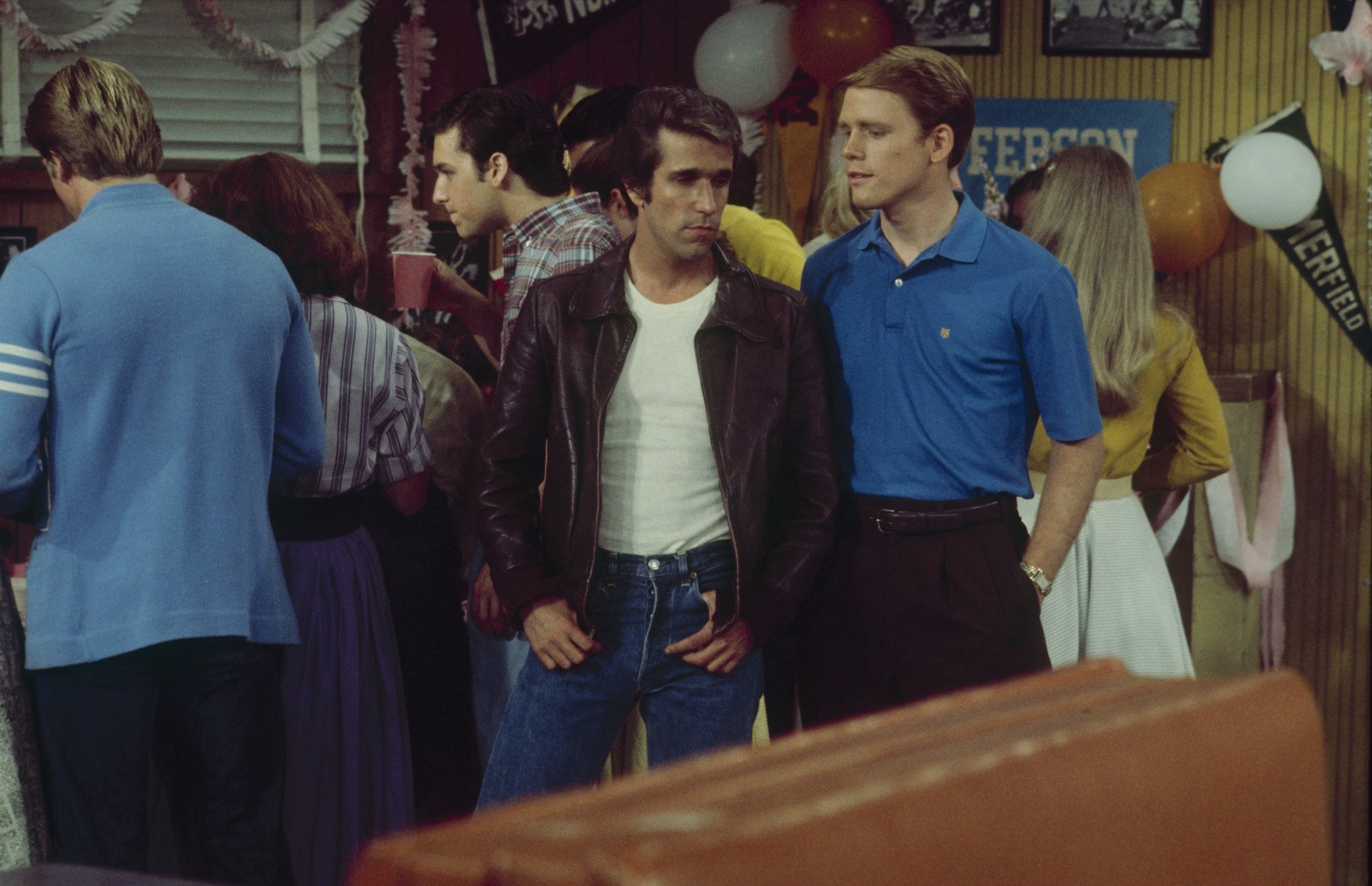 Happy Days: Ron Howard and Henry Winkler stand in the diner