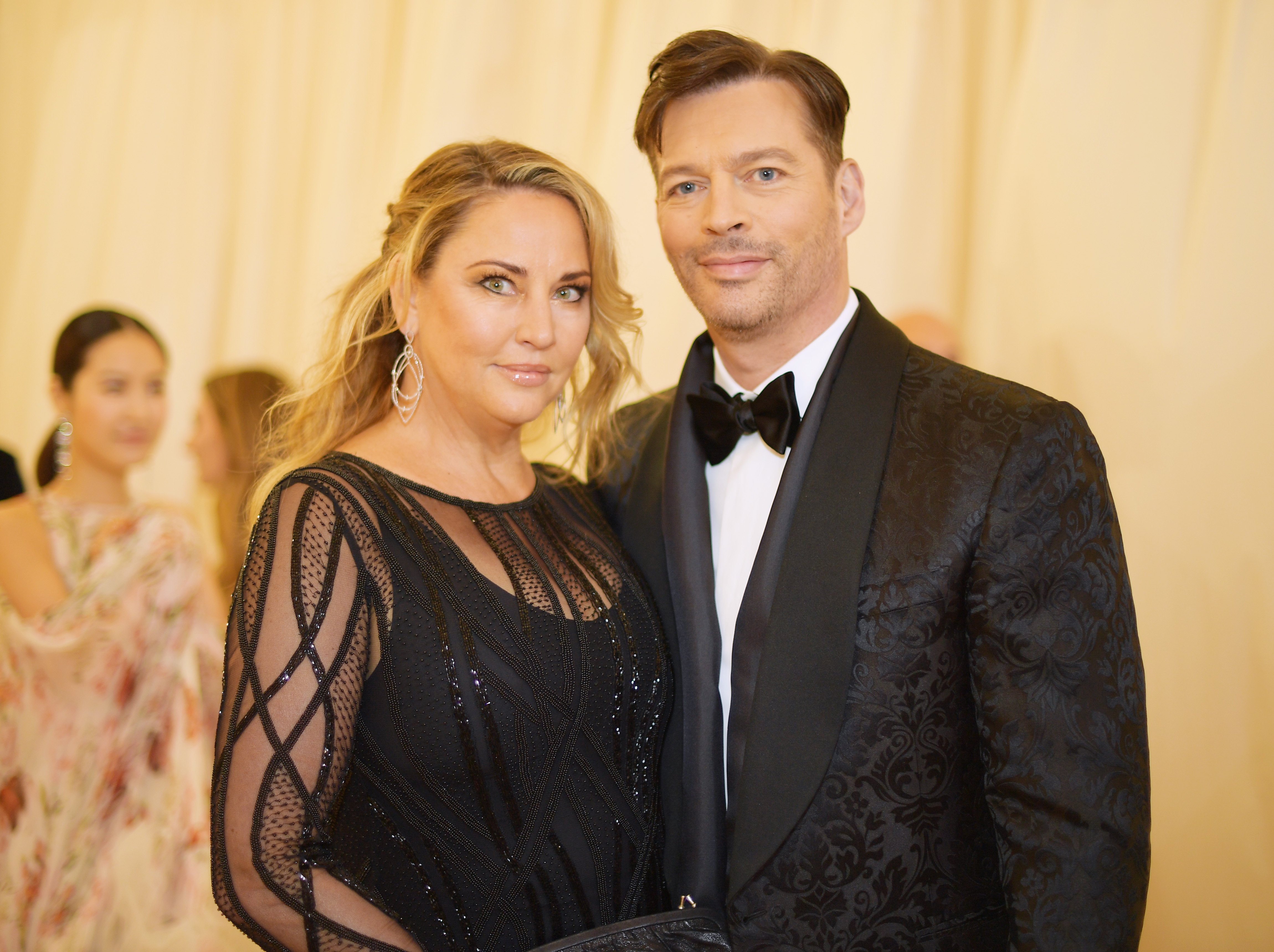 Jill Goodacre poses with Harry Connick Jr. 
