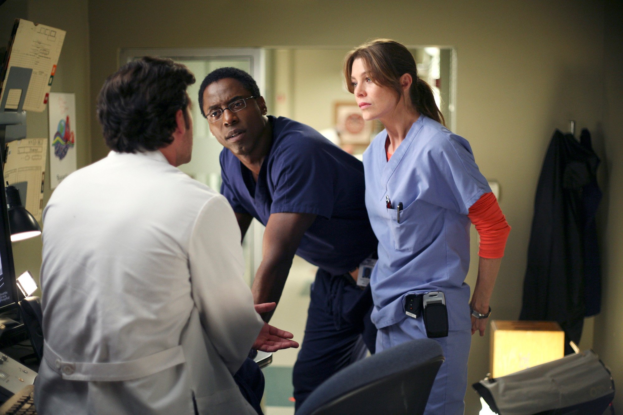 Isaiah Washington and Ellen Pompeo dressed in scrubs in 'Grey's Anatomy.'