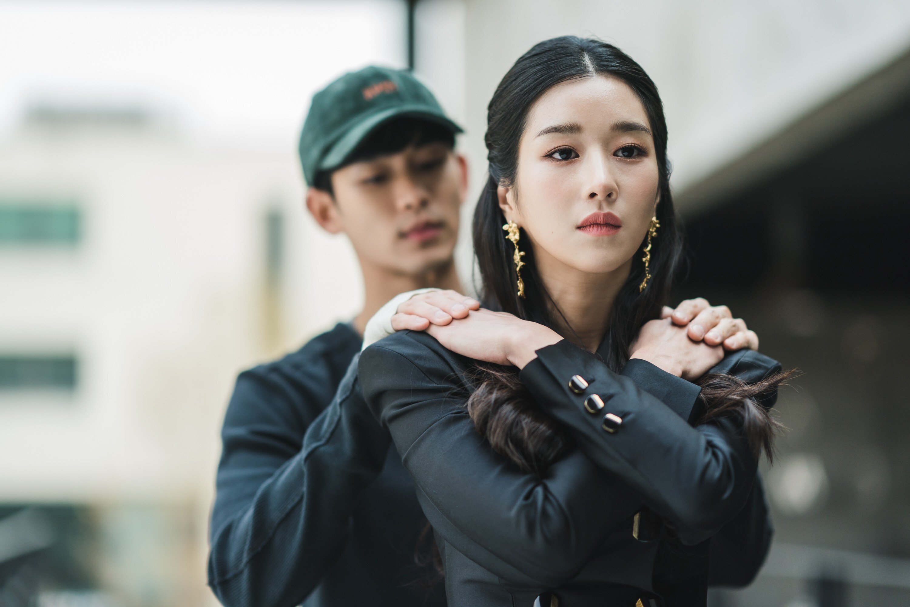 'It's Okay to Not Be Okay' Netflix K-drama with Gang-tae holding onto Moon-young's shoulders