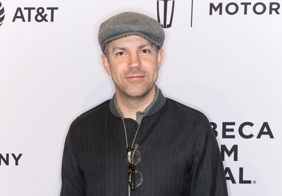 Jason Sudeikis in a grey hat and shirt