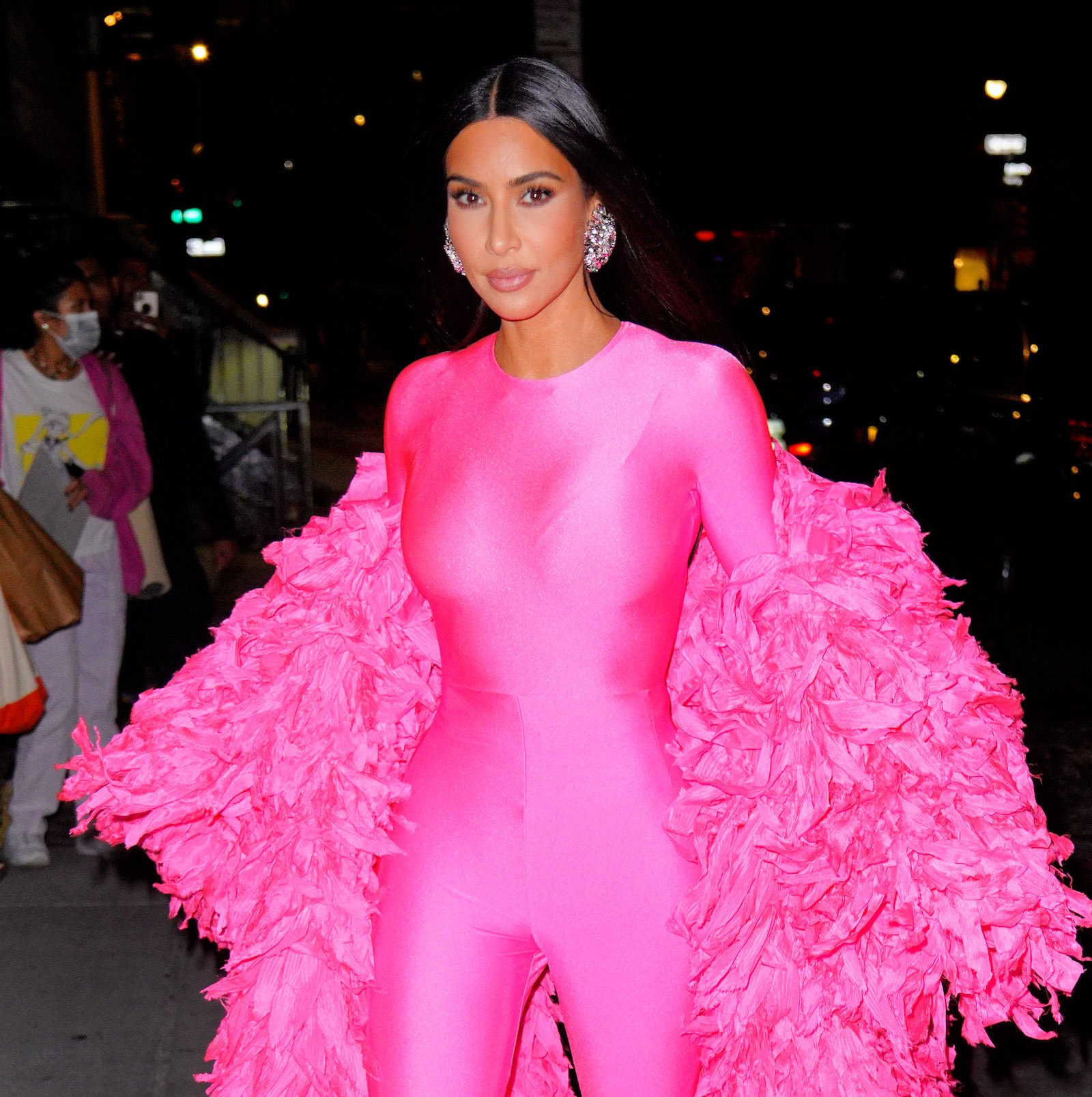 SNL Tyler Cameron and more join host Kim Kardashian for a Bachelorette sketch