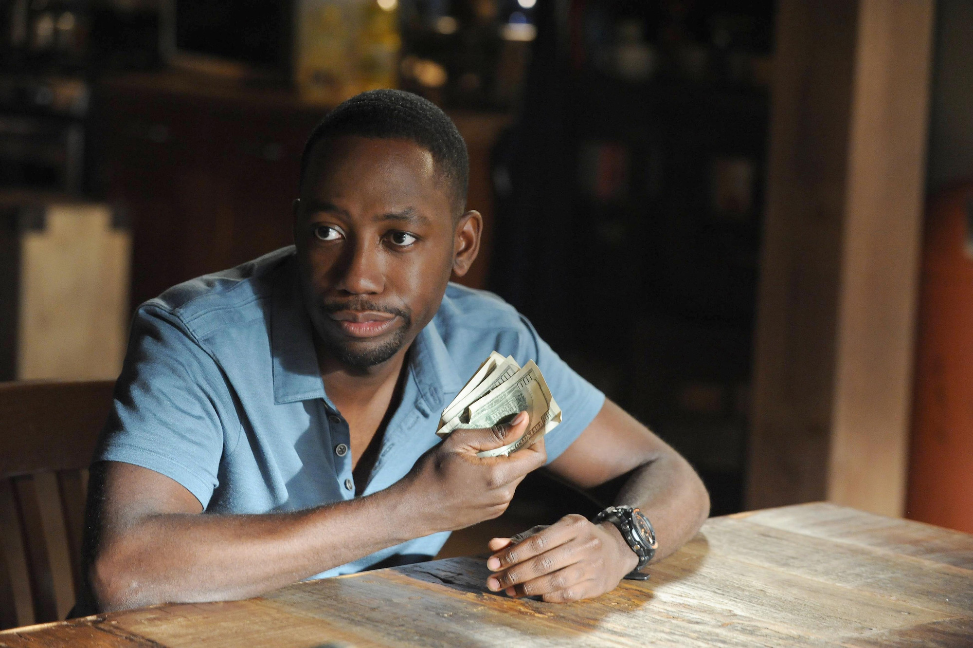 Lamorne Morris holding some money in 'New Girl.'