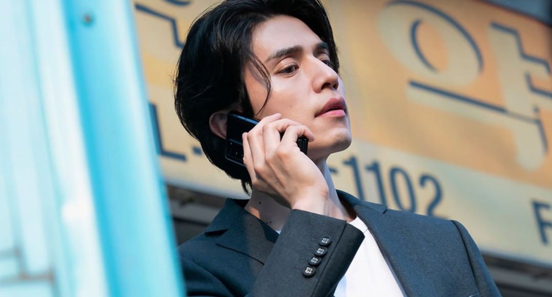 Lee Dong-wook as Yoo Seol for iQiyi 'Bad and Crazy' K-drama talking on the phone in the street