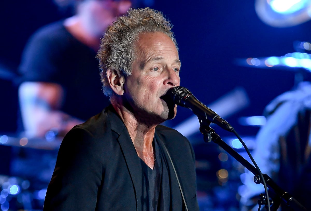Lindsey Buckingham sings into a microphone.